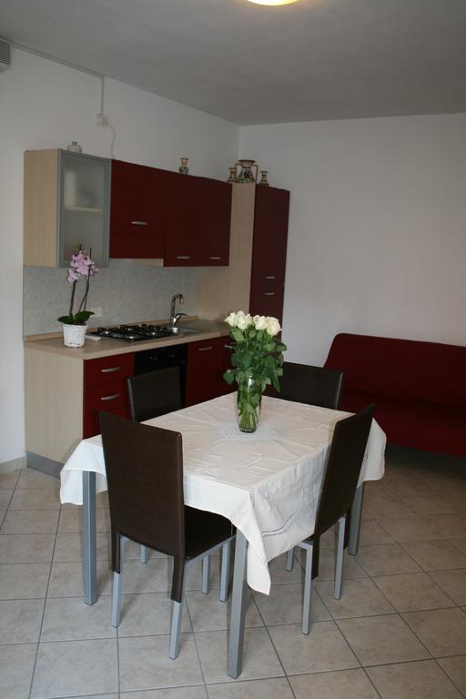 Alma Apartment Сирмионе Екстериор снимка