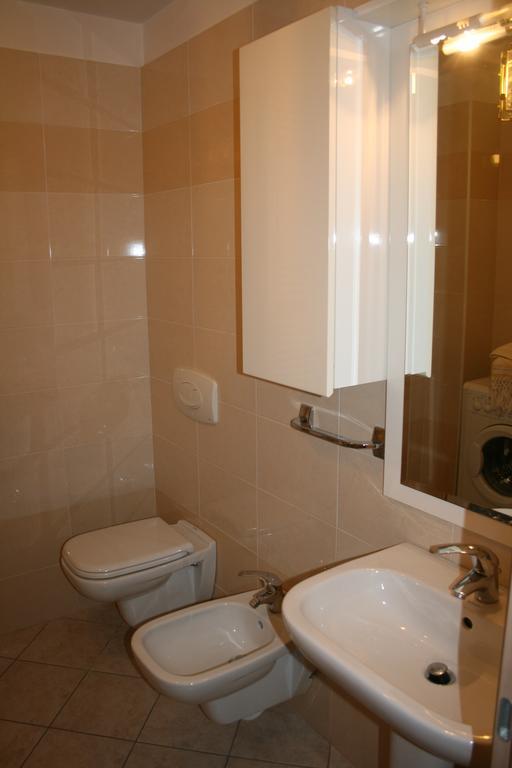 Alma Apartment Сирмионе Екстериор снимка
